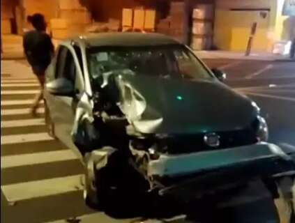 Bêbado perde controle em curva e atinge carro em semáforo 