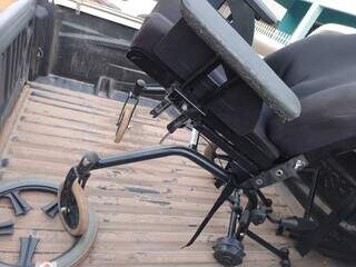 Cadeira de rodas foi encontrada com várias avarias. (Foto: Direto das Ruas)