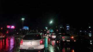 Trânsito na Avenida Ceará com a Joaquim Murtinho durante a garoa desta noite (07). (Foto: Direto das Ruas)
