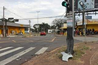 Local do acidente restou semáforo torto e partes do carro. (Foto: Paulo Francis)