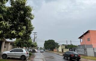 Asfalto molhado em rua do Jardim Água Boa, em Dourados, na manhã deste domingo (Foto: Helio de Freitas)
