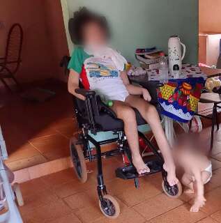 Casal procura cadeira de rodas de filha que caiu de caminhonete na BR-262