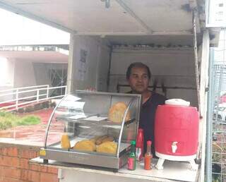 Chuva surpreendeu vendedor de salgados no Centro de Campo Grande. (Foto: Mariely Barros)