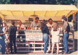 Imagem registrada há 30 anos mostra família vendendo mel na feira. (Foto: Arquivo pessoal)