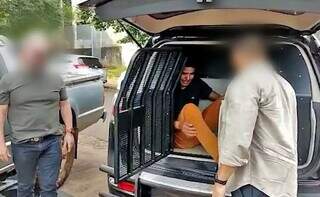 Pedro Benhur Ciardulo saindo de camburão da polícia ao ser preso em Dourados. (Foto: Adilson Domingos)