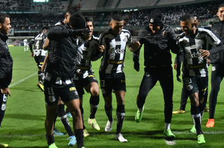 Jogadores do Santos comemorando a vitória desta noite (08). (Foto: SantosFc/ReproduçãoTwitter) 