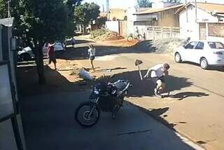 Momento que homem atira contra vizinho que limpava calçada (Foto: Reprodução) 