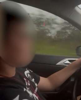 Debaixo de chuva, homem filma filho de 9 anos dirigindo em rodovia