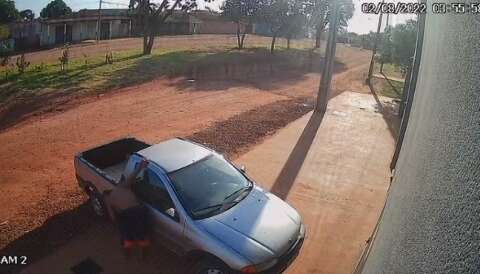 Vídeo: após furto em igreja, 'testinha' rouba ferramentas e retrovisor de carro