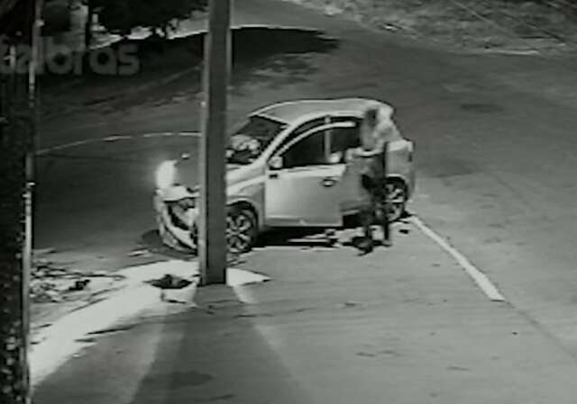 Motorista derruba parede de casa e foge com carro destru&iacute;do