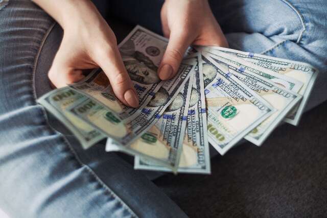 D&oacute;lar cai para R$ 5,11 e fecha no menor n&iacute;vel em sete semanas