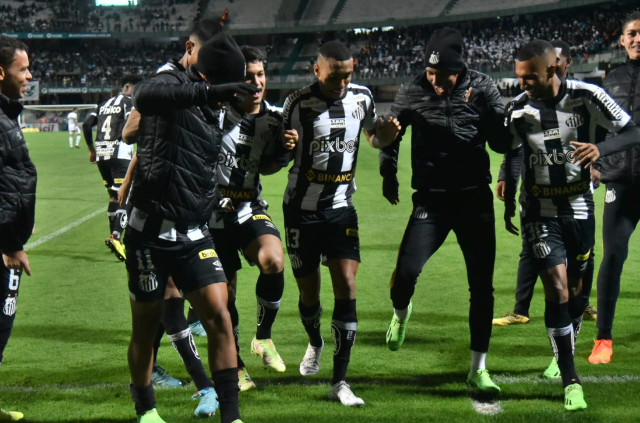 Bryan marca nos acr&eacute;scimos e garante vit&oacute;ria do Santos sobre o Coritiba 