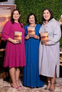 Lidiane (filha), Maria (esposa) e Laiane (filha) finalizaram juntas o livro de Ari. (Foto: Momentos Fotografia)