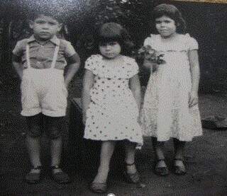 Ari quando era criança, ao lado das irmãs, Lourdes e Ana. (Foto: Arquivo Pessoal)