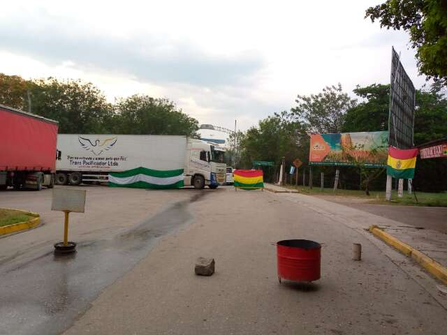 Sobe para 300 os caminh&otilde;es parados em bloqueio na fronteira