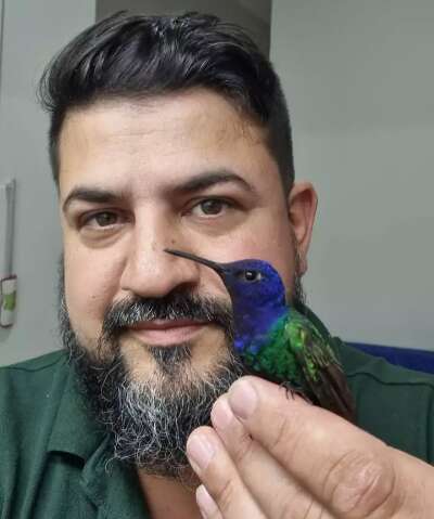 Amizade de Eder com beija-flor deixou at&eacute; cachorrinha com ci&uacute;mes