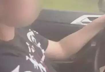 Debaixo de chuva, pai filma menino de apenas 9 anos dirigindo em rodovia