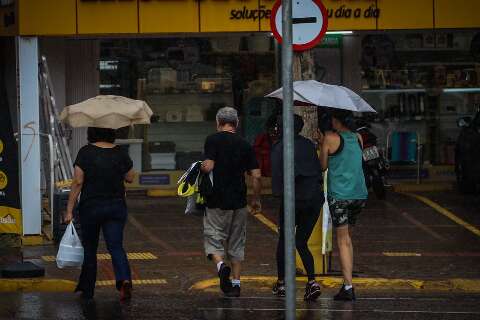 Após quase um mês de seca, chuva ganha força e surpreende moradores da Capital