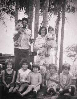 Foto dos pais de Ari, Ariston e Manoela, com todos os netos, é uma das recordações fotógraficas do livro. (Foto: Arquivo Pessoal)