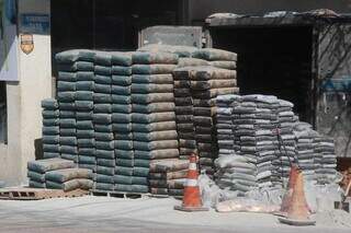 Sacos de cimento em uma obra de construção civil em Campo Grande. (Foto: Marcos Maluf)