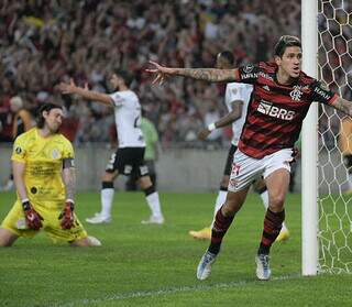 Jogador Pedro indo comemorar o seu gol na partida. (Foto: FlamengoFC)