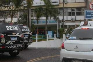 Viaturas da Polícia Civil na Prefeitura de Campo Grande nesta manhã (Foto: Marcos Maluf)