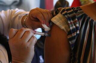 Paciente recebe vacina contra a covid em Campo Grande. (Foto: Campo Grande News/Arquivo)