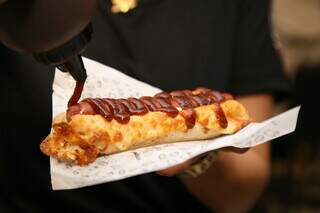 Hot dog é servido com molho de barbecue com goiabada. (Foto: Kísie Ainoã)