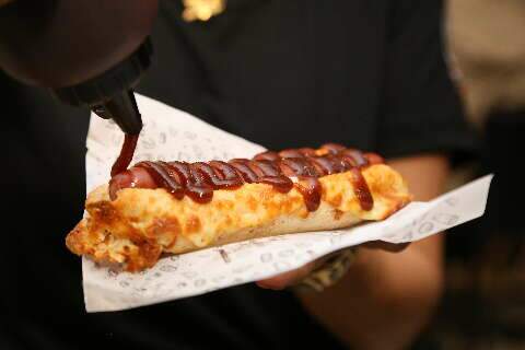 Café serve hot dog ‘raiz’ no pão de queijo e coberto com goiabada