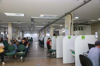 Trabalhadores sendo atendidos na recepção da Record. (Foto: Marcos Maluf) 