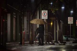 Quem saiu antes das 6h precisou de guarda-chuva na Capital (Foto: Henrique Kawaminami)