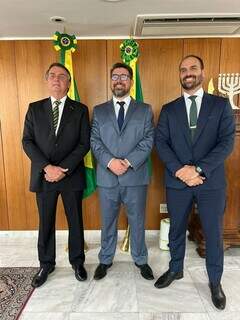 Presidente da República, Jair Bolsonaro (PL),  candidato a deputado federal Marcos Pollon (PL) e deputado federal Eduardo Bolsonaro (PL). (Foto: Arquivo pessoal) 