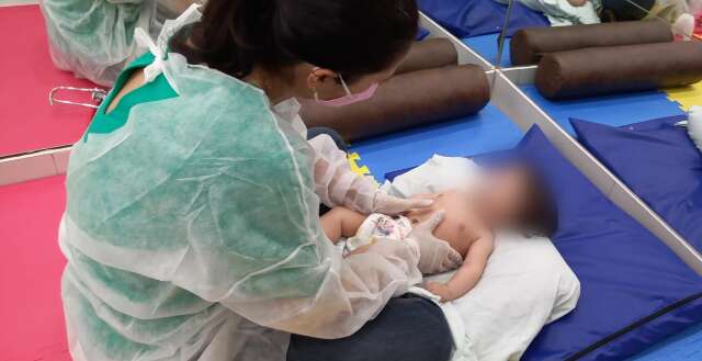 Pais precisam arrecadar R$ 100 mil para custear tratamento de beb&ecirc; 