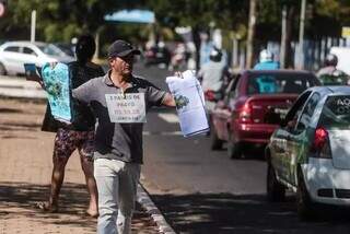  Vendedor ambulante anuncia panos de prato em semáforo. (Foto: Marcos Maluf)