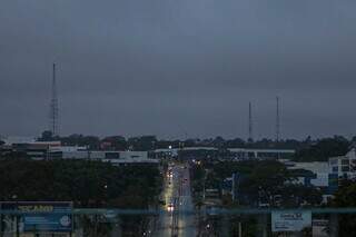 Céu escuro sobre a Rua Ceará, em Campo Grande (Foto: Henrique Kawaminami)