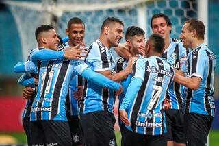 Comemoração dos jogadores do Grêmio, durante a partida desta noite (09). (Foto: Lucas Uebel / Grêmio FBPA) 