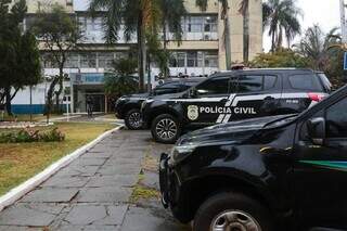 Viaturas policiais na frente da prefeitura de Campo Grande, agora pela manhã. (Foto: Marcos Maluf)
