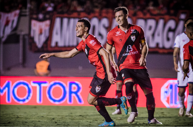  Atl&eacute;tico-GO vence o Nacional-URU por 3 a 0 e vai &agrave;s semifinais da Sul-Americana