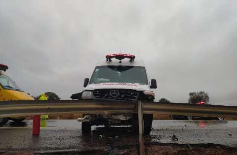 Pista molhada e vento forte provocam acidente com ambulância em rodovia