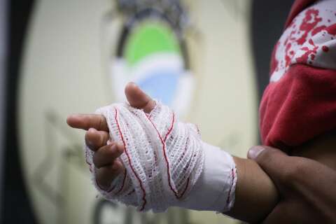 Pais denunciam que bebê ficou um mês com caco de vidro na mão, sem diagnóstico