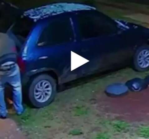  Com o carro de r&eacute;, quadrilha entra em &oacute;tica e leva aparelho de R$ 10 mil