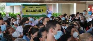 Profissionais da enfermagem da Santa Casa em protesto, ontem, na frente do hospital. (Foto: Direto das Ruas)