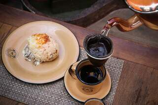 Que tal um pão de queijo recheado com cafezinho coado na hora? (Foto: Henrique Kawaminami)