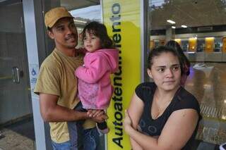Fernanda, com o marido e a filha, foram ao banco sacar Auxílio Brasil hoje à tarde. (Foto: Paulo Francis)