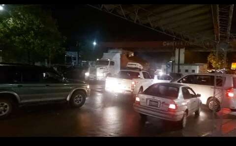 Manifestantes liberam circulação de veículos na fronteira com Corumbá 