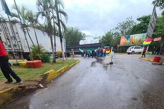 Com bandeiras do departamento de Santa Cruz, manifestantes bloquearam fronteira com caminhão. (Foto: Direto das Ruas)