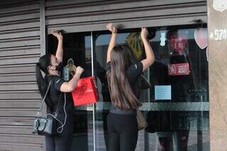 Mulheres abrem loja no Centro da Capital. (Foto: Arquivo/Marcos Maluf)