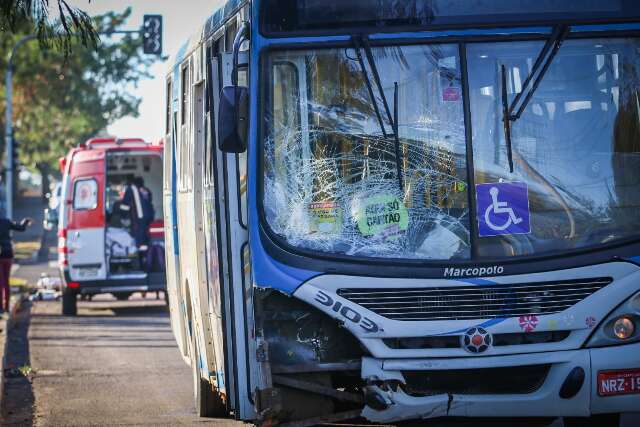 Motociclista e passageiro s&atilde;o arremessados a atingirem &ocirc;nibus 