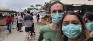 Assim como quem vive na cidade, o casal foi até a Feira da Alfândega em Florianópolis. (Foto: Arquivo pessoal)