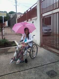 Após receber alta, ela precisou usar cadeira de rodas durante 2 meses. (Foto: Arquivo pessoal)